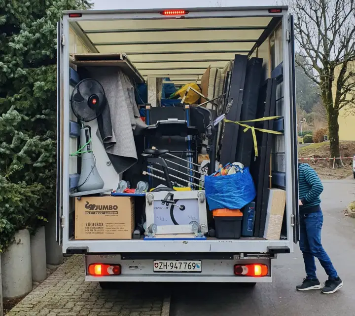 Voll beladener Umzugswagen bei einer Haushaltsauflösung