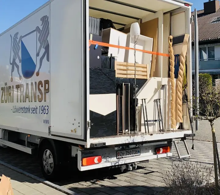 Verpackte Möbel im Umzugswagen auf dem Weg ins Lager