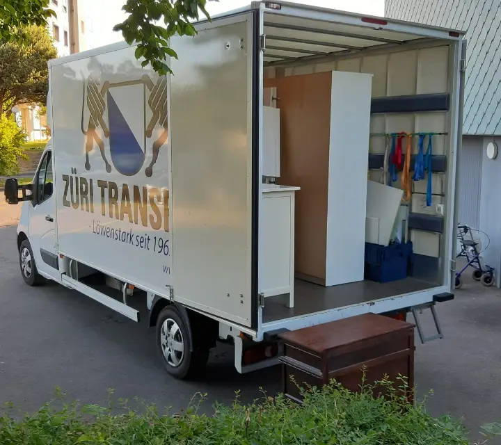 Umzugswagen mit geladenen Möbeln für einen Möbeltransport
