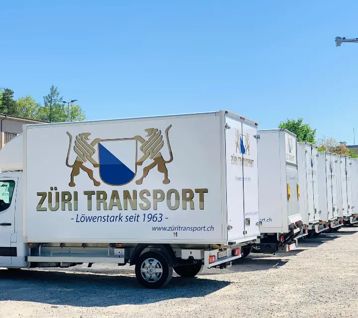 Mehrere Umzugswagen von Züri Transport im gemeinsamen Einsatz