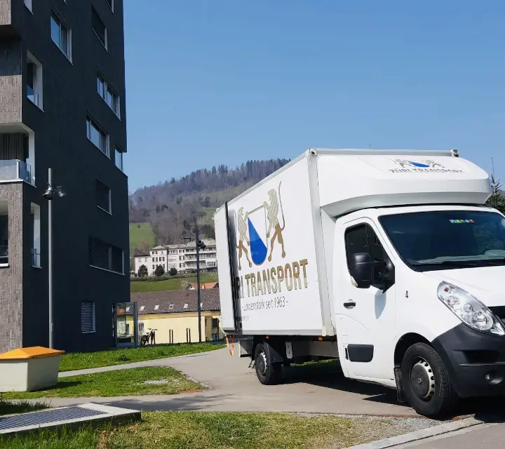 Umzugswagen von Züri Transport in einer Wohnsiedlung