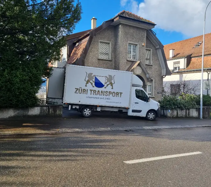Umzugswagen von Züri Transport vor einem Altbau