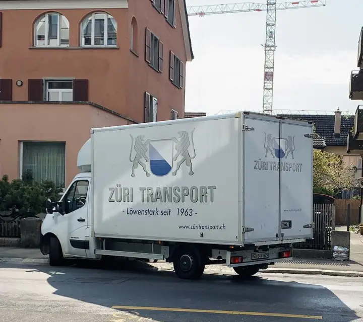 Umzugswagen von Züri Transport in einem Wohnquartier