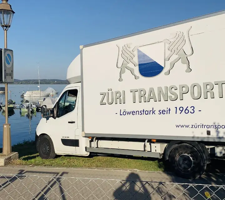 Umzugswagen von Züri Transport an der Seepromenade